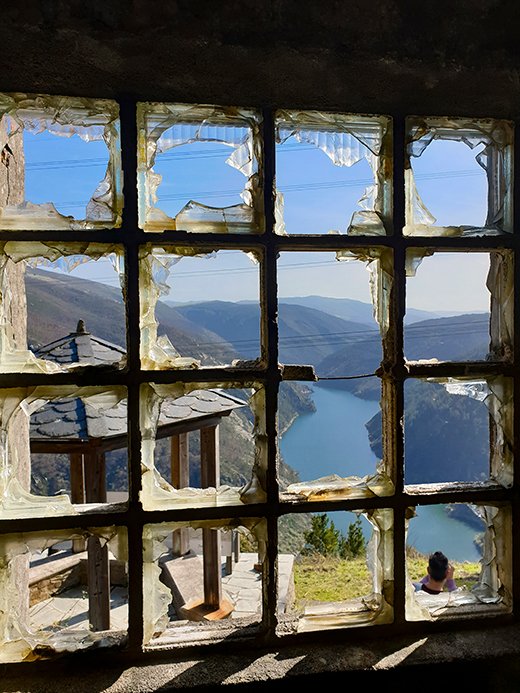 Ventana con vistas al mirador de A Paicega y al río Navia (Pesoz) ©viajerosconfesos