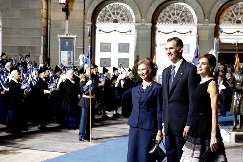 La reina Sofía con los reyes Felipe y Letizia en la explanada del teatro Campoamor