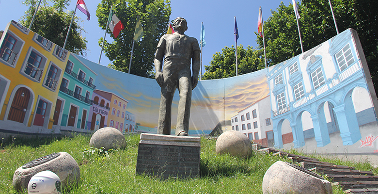 Estatua al emigrante en Pola de Allande