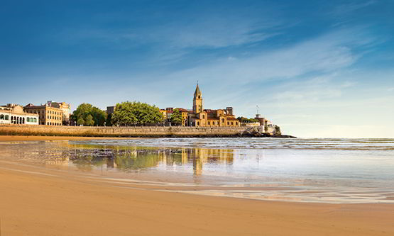 San Pedro church and San Lorenzo beach (Gijón/Xixón)