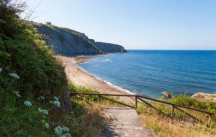 Playa de Penarronda, paseo infinito hacia el mar, surf de fondo