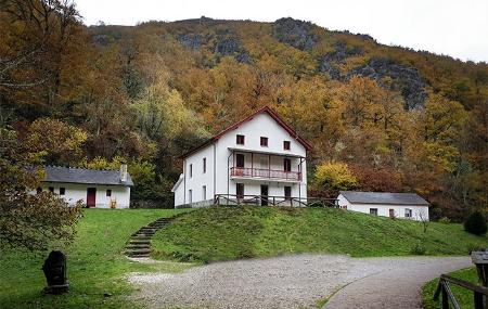 Das Innere des Besucherempfangszentrums von Muniellos