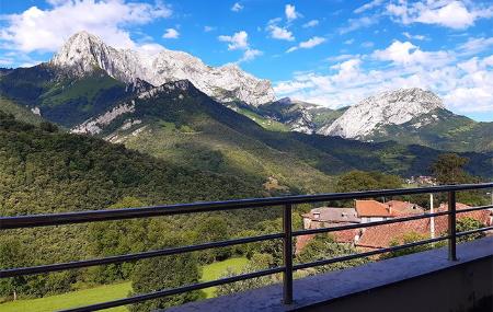 Ansichten vom Interpretationszentrum des Naturparks von Ponga