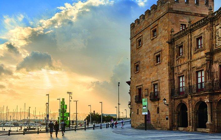 Ir a Imagen Colegiata y Palacio de Revillagigedo