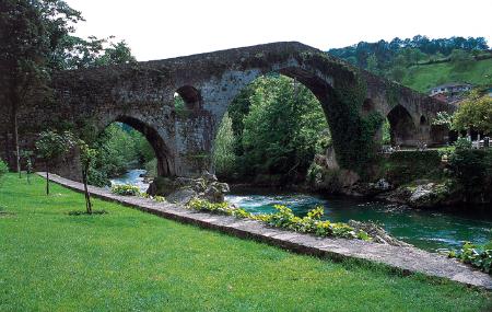 Eine andere Perspektive auf die römische Brücke von Cangas de Onís