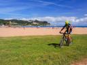 Ciclista em Playa de la Griega, Colunga