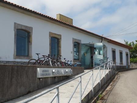 Edificio blanco con rampa de acceso y bicicletas aparcadas en la puerta principal