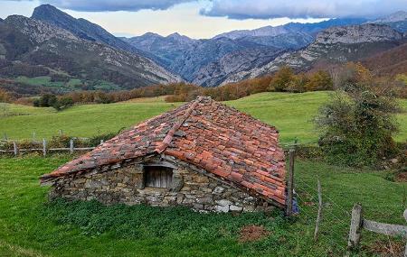 Majada de Les Bedules, ruta del Bosque de Peloño