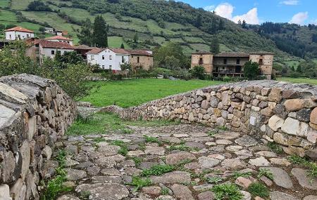 Die Tuña-Brücke in der Ortschaft TUña