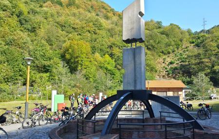 Monolith am Fortuna-Brunnen