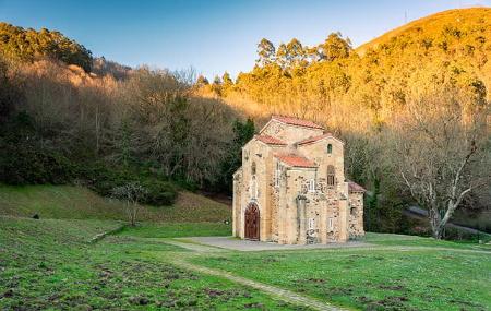 Igreja de São Miguel de Lillo à noite no exterior