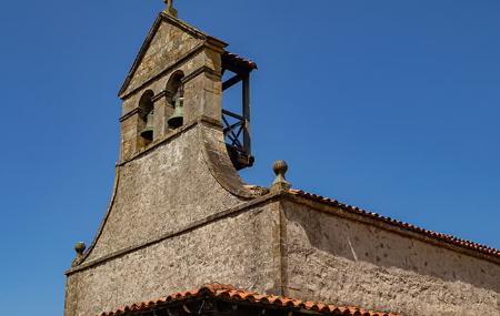 Vista do campanário de dois arcos e dos sinos visíveis.