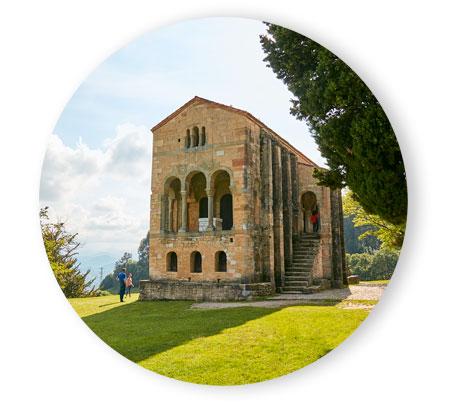 Exterior de Santa María del Naranco muestra del perrománico asturiano y su entorno.