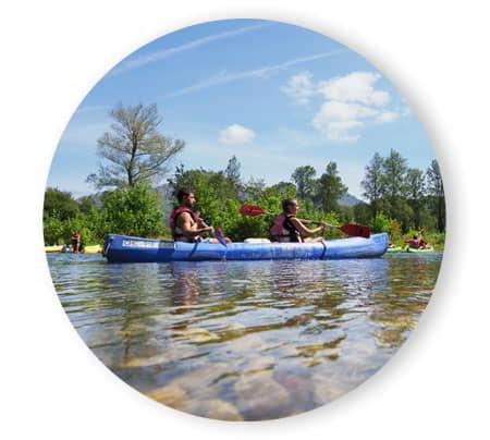Dos personas en una canoa haciendo el descenso de un río.