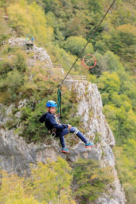 Image de la tyrolienne dans un parc d'aventure