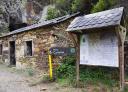 Cartel informativo y edificio de acceso a la Mina Carmina, junto al sendero.