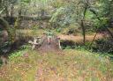 Senderista cruzando un puente de madera en el tramo entre As Talladas y Caraduje.