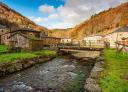 Bridge and stone houses in Pumares, the starting point of the A Seimeira Route.