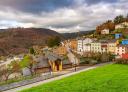 Vista geral de Santalla, com as suas casas tradicionais e a paisagem montanhosa outonal.