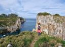 Senderista contemplando los acantilados del Infierno en Asturias