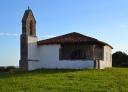 Capilla de Santa Eulalia en Villahormes sobre pradera verde