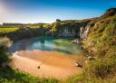 Playa de Gulpiyuri, arenal interior conectado con el mar Cantábrico