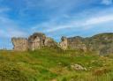 Ruines de l'ermitage de San Martin dans une prairie verdoyante