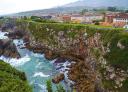 Vue de la promenade du belvédère de San Pedro sur les falaises de Llanes