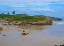 Plage de Las Cámaras à Celorio avec des eaux calmes.