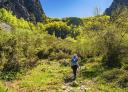 Hiker walking along the path towards the Tabayón between mountains
