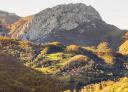 Vista de Abiegos bajo el Tiatordos en paisaje otoñal