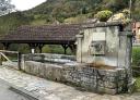 Fontaine traditionnelle en pierre à côté du lavoir de Villanueva