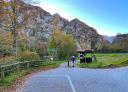 Valdemurio recreational area with tables and views of the reservoir and the mountains.