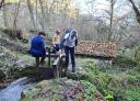 Groupe familial près de la porte du canal dans un moulin