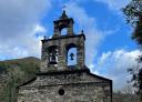 Espadaña con campanas de piedra en iglesia rural asturiana