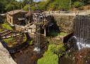 Molinos de Mazonovo con canales y saltos de agua en entorno rural