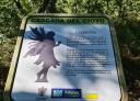 Cartel con la leyenda de la Cascada del Cioyo en entorno natural