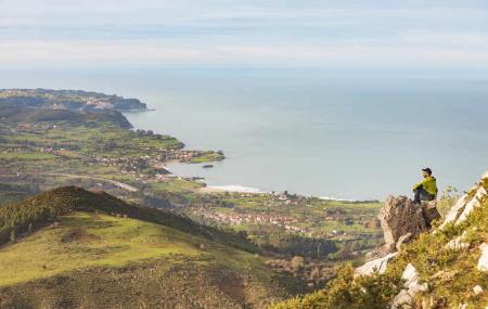 Views of the beaches of La Espasa and La Isla from the Sierra del Sueve mountain range.