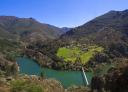 Vista panorámica del río en un valle verde con un puente