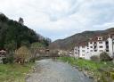 Pigüeña river with Belmonte in the background, a village with white houses and mountains.