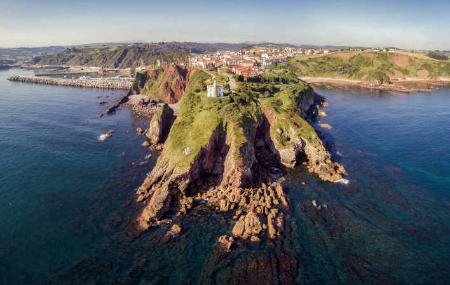 Vista aerea del faro di Candás e dei suoi dintorni costieri dal Mar Cantabrico.