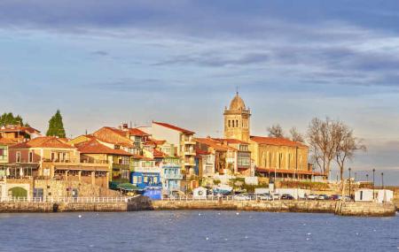 Vista dell'antico porto di Luanco con la chiesa di Santa María sullo sfondo - Gozón, Asturie