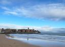Playa de San Lorenzo de Gijón con la iglesia de San Pedro destacando al fondo