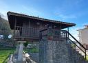 Panera de madera y piedra, típica arquitectura rural asturiana