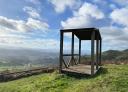 Pérgola de madera en un mirador con espectaculares vistas  del paisaje