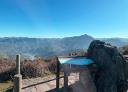 Vista panorámica de montañas y valles con panel informativo