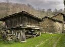 Antiguo hórreo asturiano de madera y piedra en una aldea rural