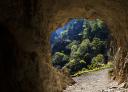 Tunnel rocheux avec vue sur la route de Cares