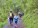 Grupo de personas caminando por un sendero forestal