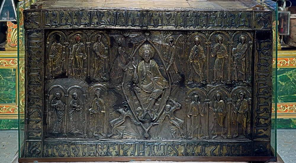 Detalle frontal del Arca Santa, mostrando las escenas bíblicas o figuras religiosas talladas en metal.